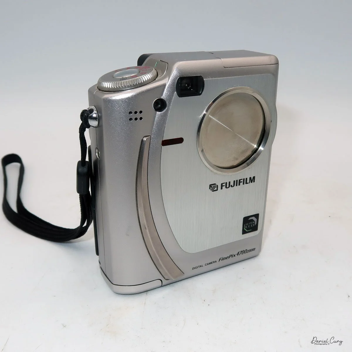 Different angles of the Fujifilm FinePix 4700 zoom