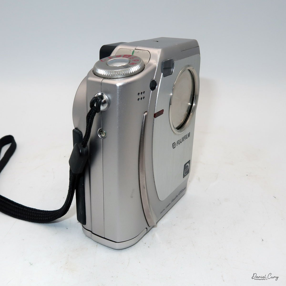 Different angles of the Fujifilm FinePix 4700 zoom