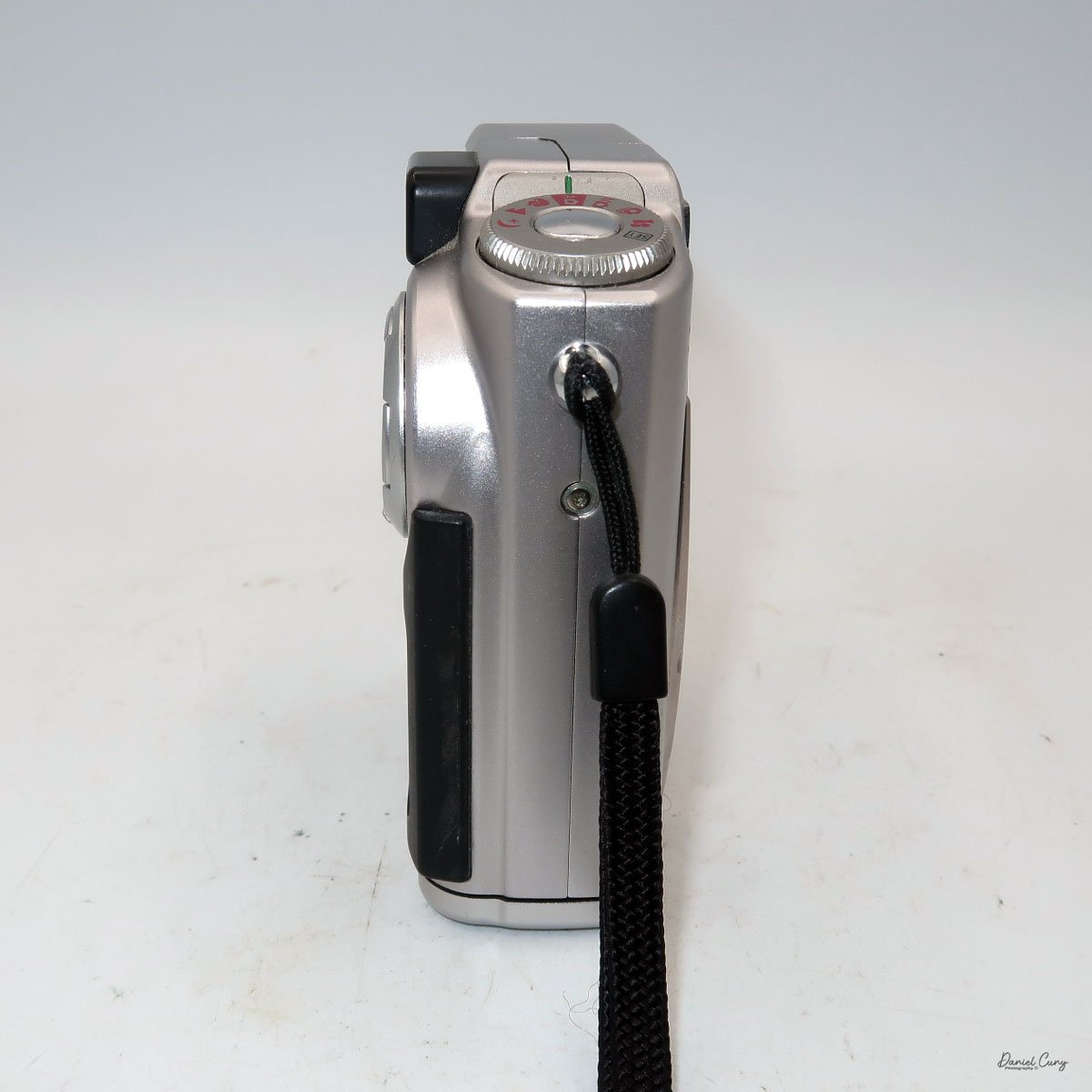 Different angles of the Fujifilm FinePix 4700 zoom