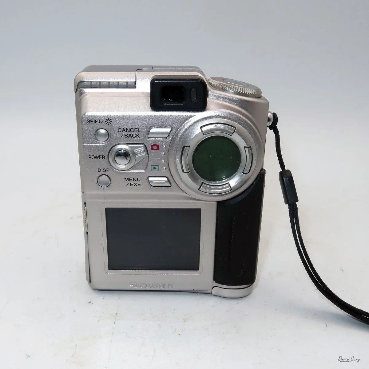 Different angles of the Fujifilm FinePix 4700 zoom