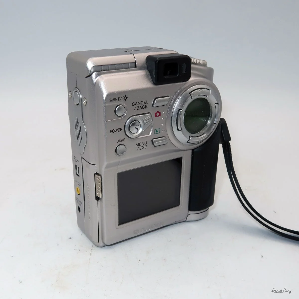 Different angles of the Fujifilm FinePix 4700 zoom