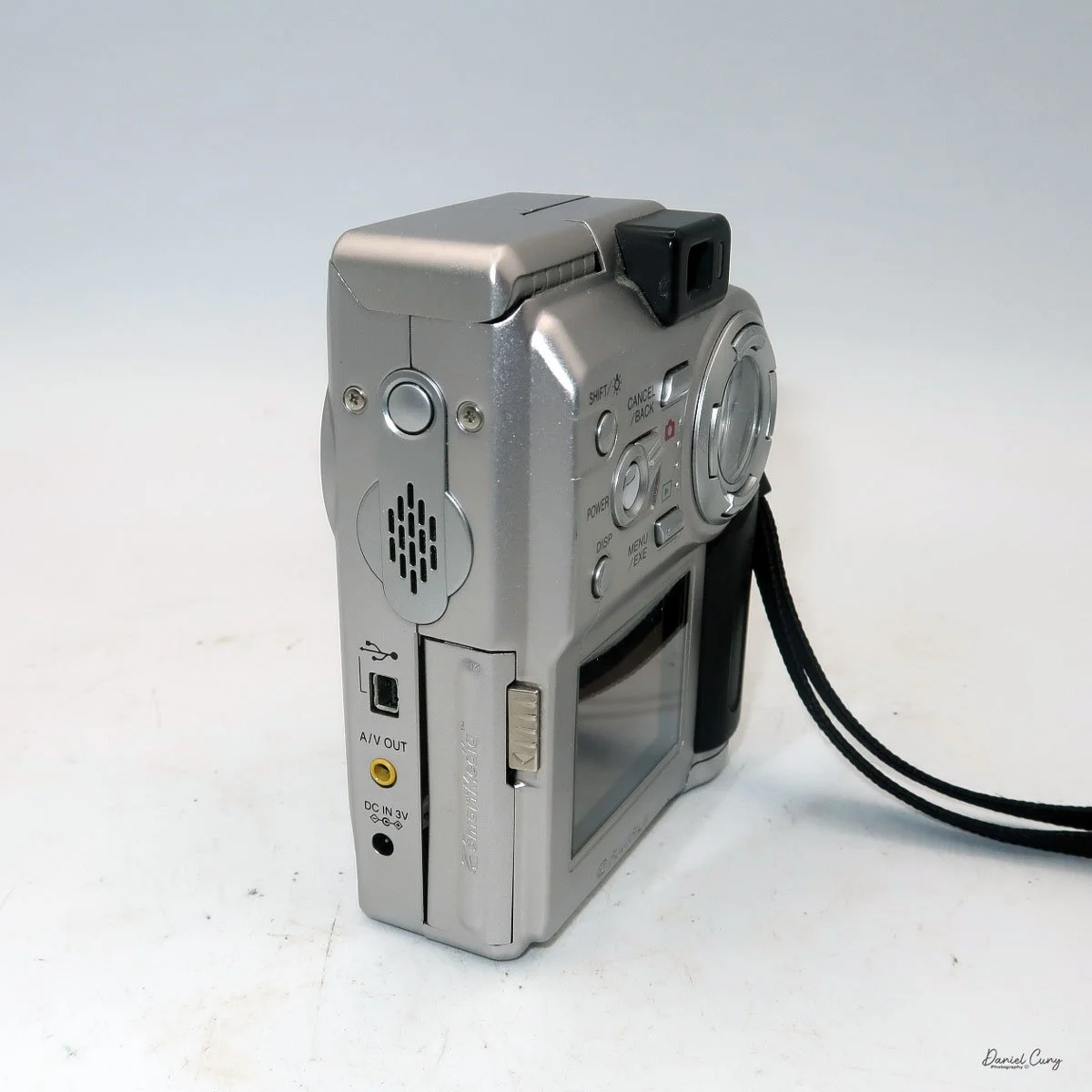 Different angles of the Fujifilm FinePix 4700 zoom