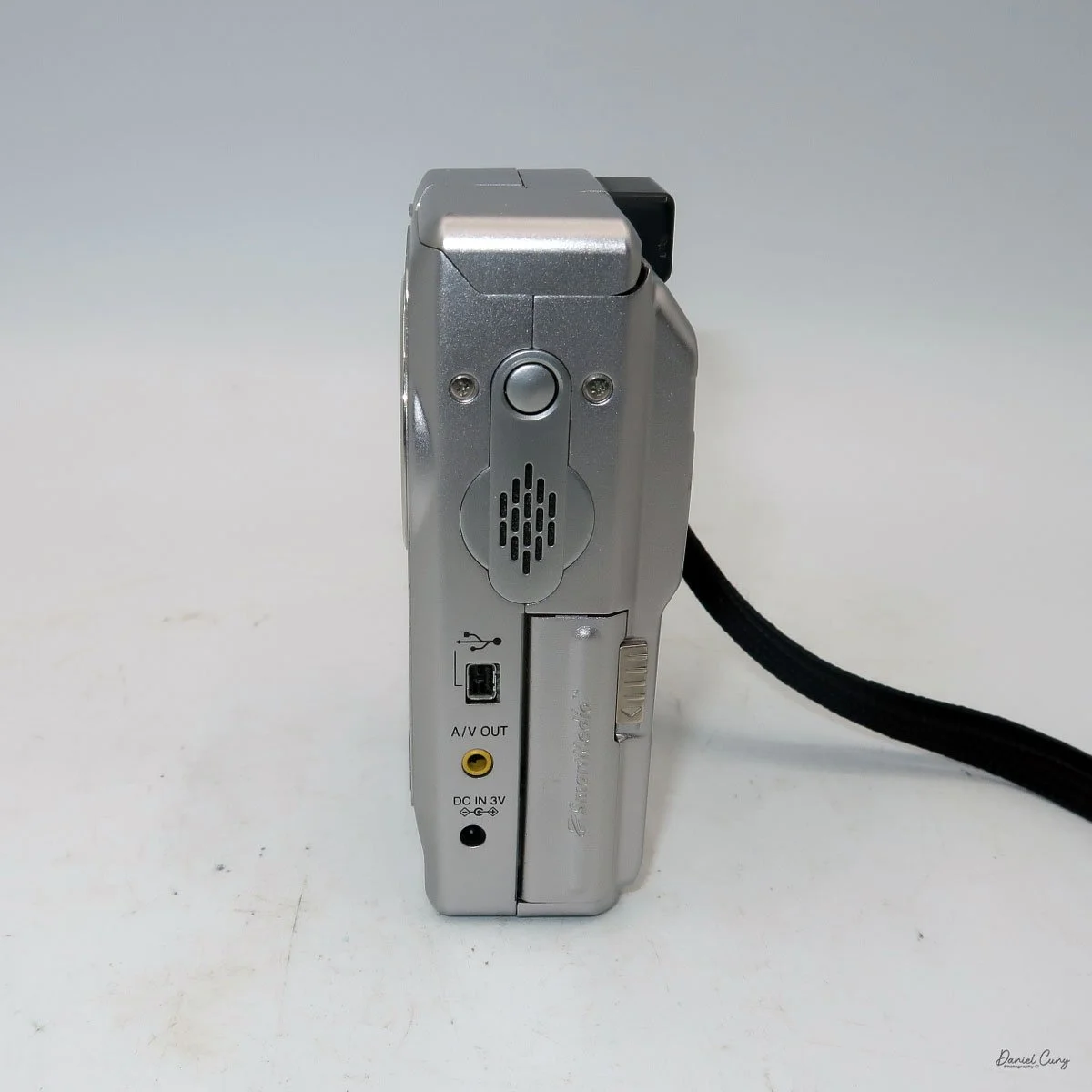 Different angles of the Fujifilm FinePix 4700 zoom