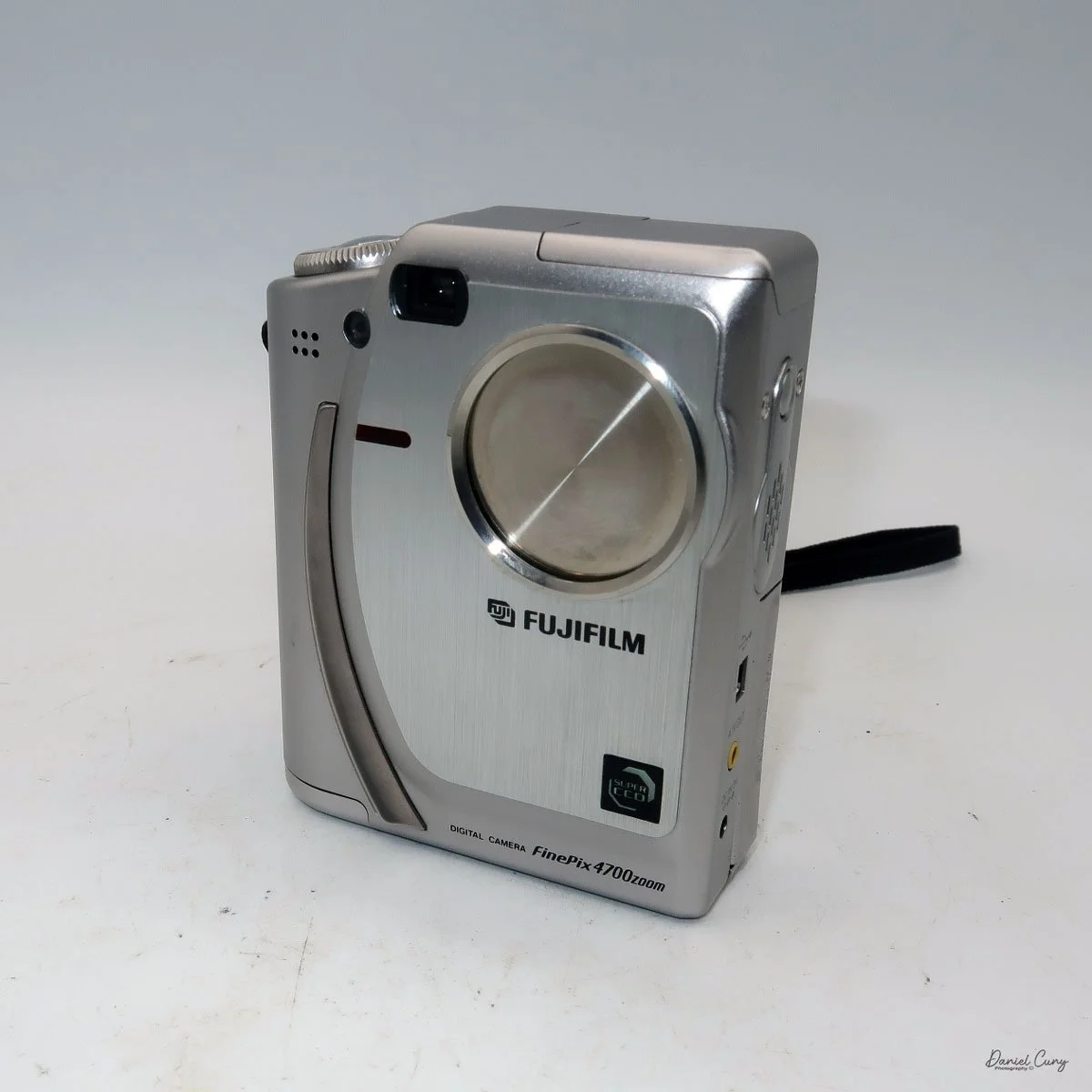 Different angles of the Fujifilm FinePix 4700 zoom