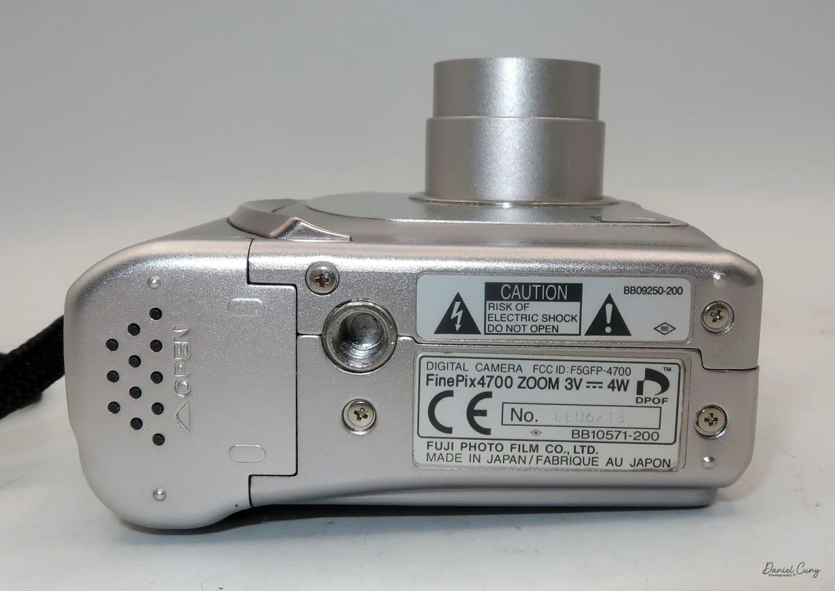 Bottom view of Fujiflm FinePix 4700 zoom