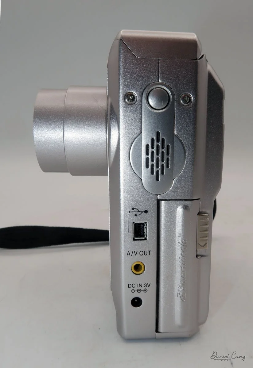 Left side of Fujifilm Finepix 4700 zoom