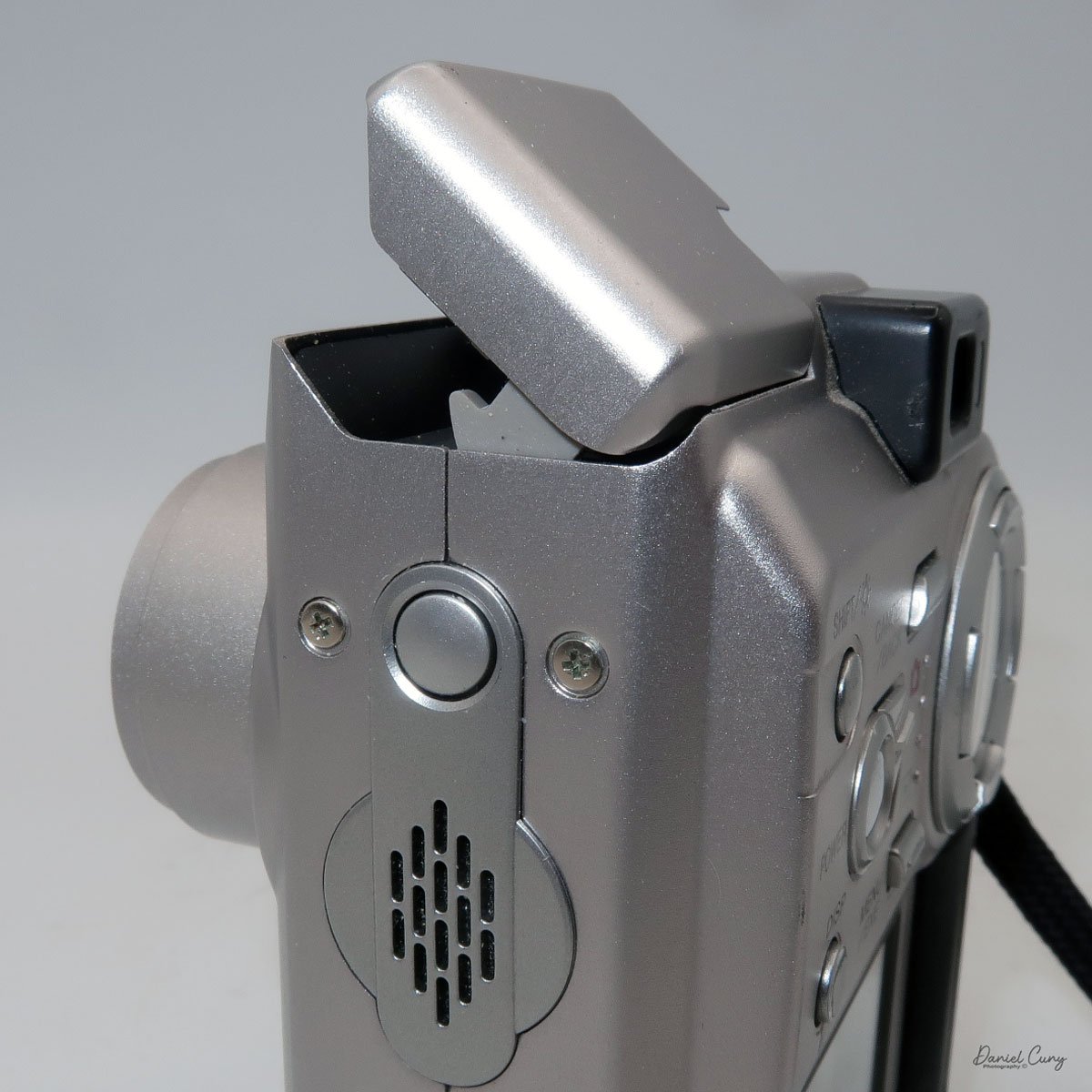 Button to press to activate the flash