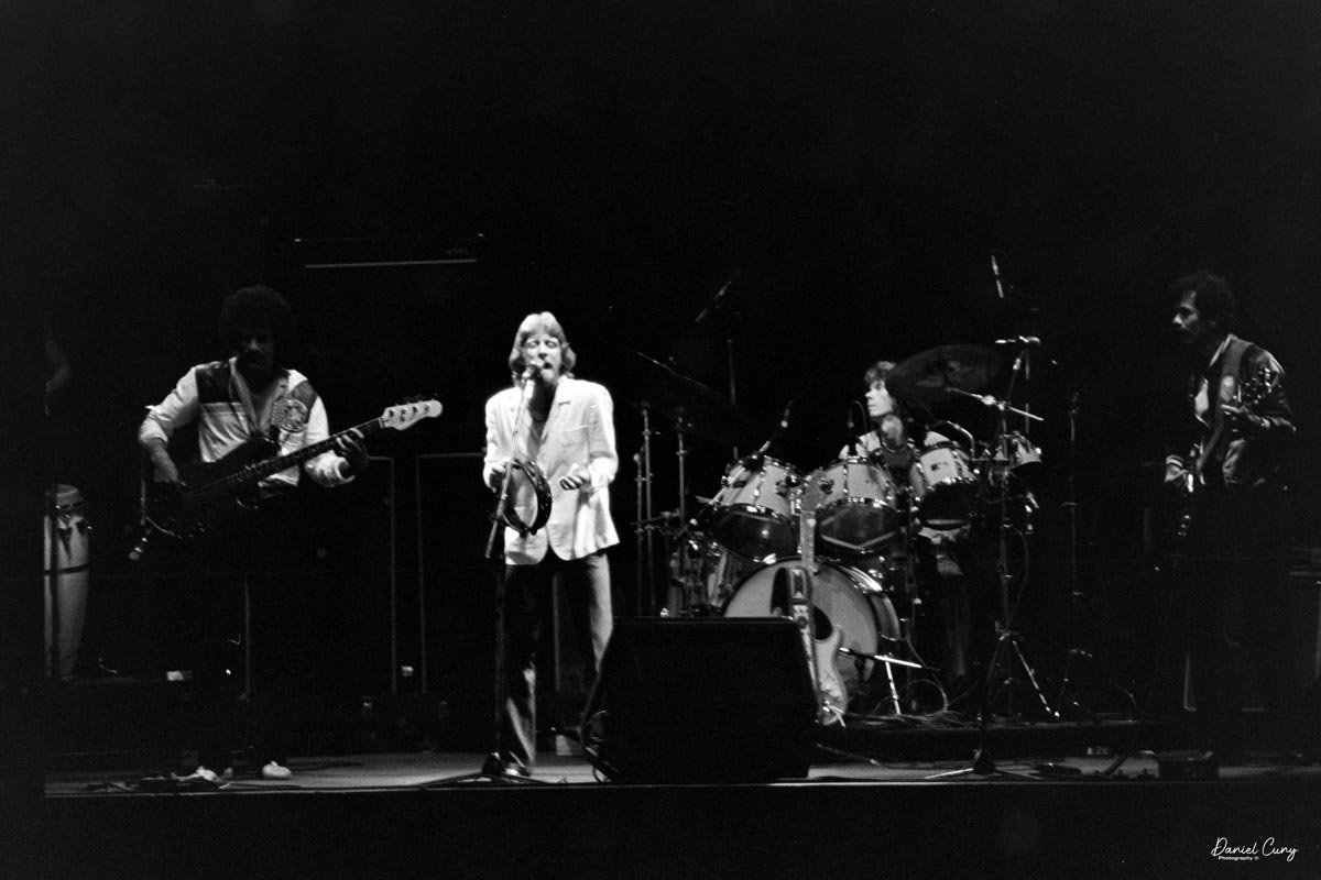 Alex Ligertwood singing