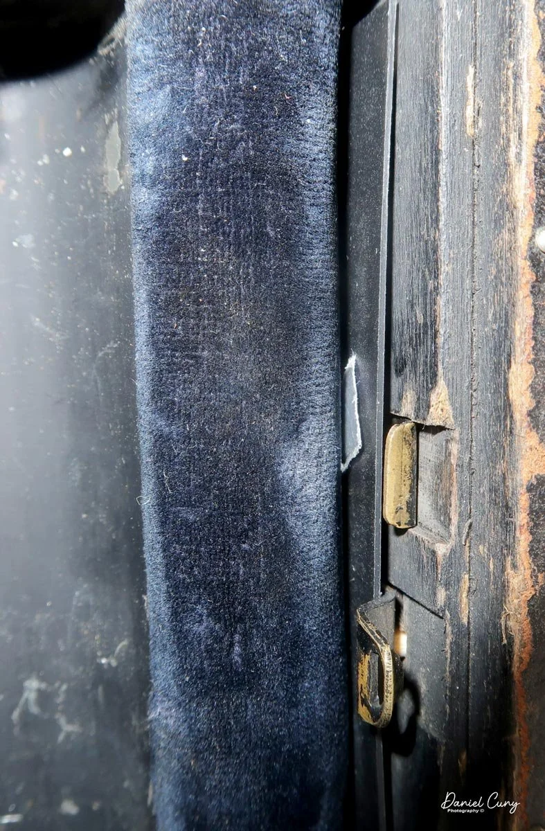 Lever to pull to open the film back