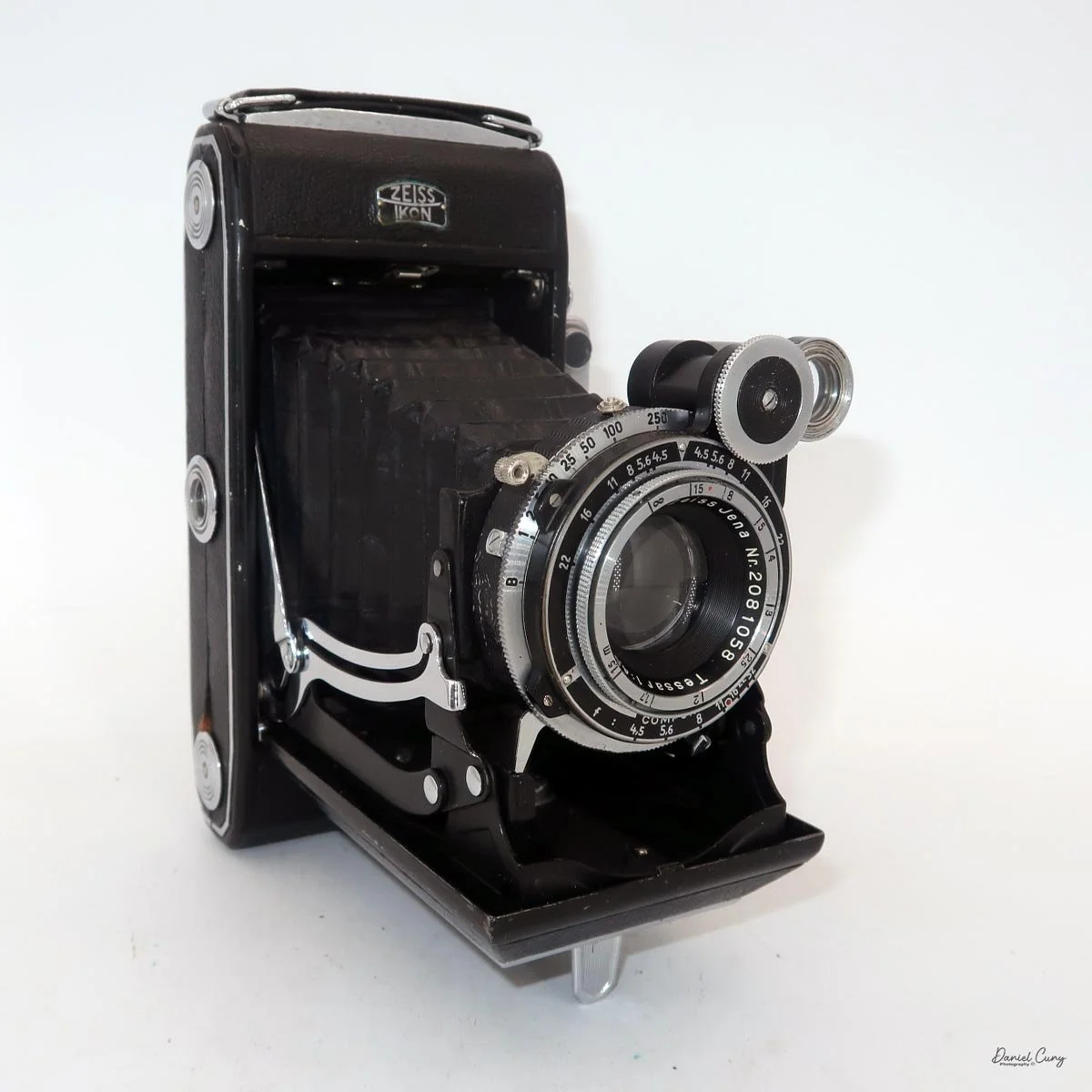 Different angles of the Zeiss Ikon Super Ikonta 530/2 camera