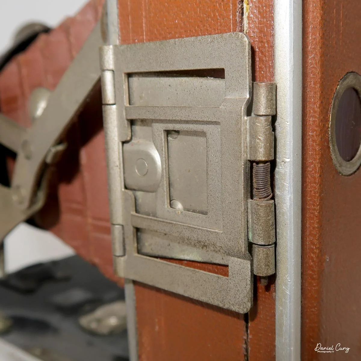 Closed eye-level finder