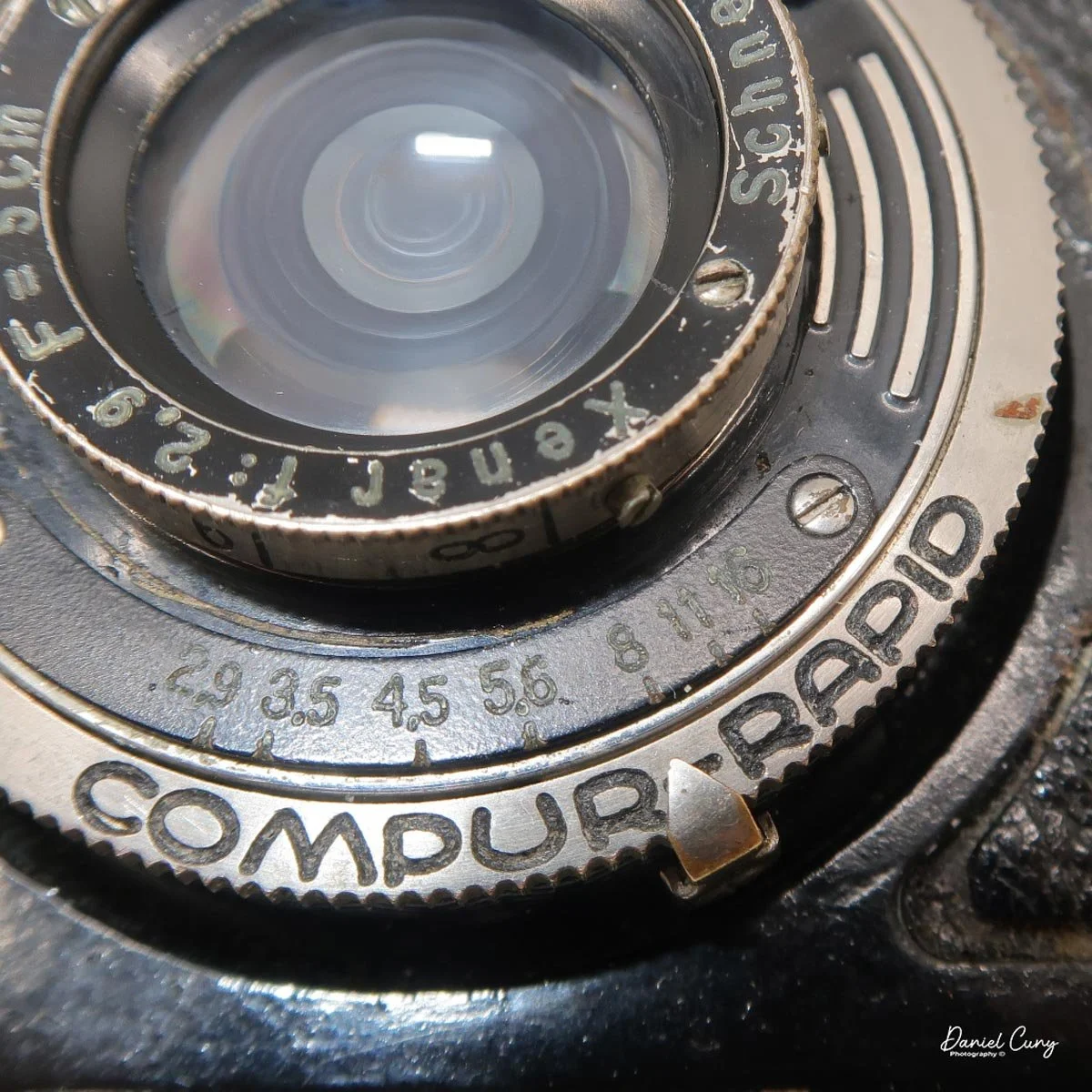 Aperture setting under the lens