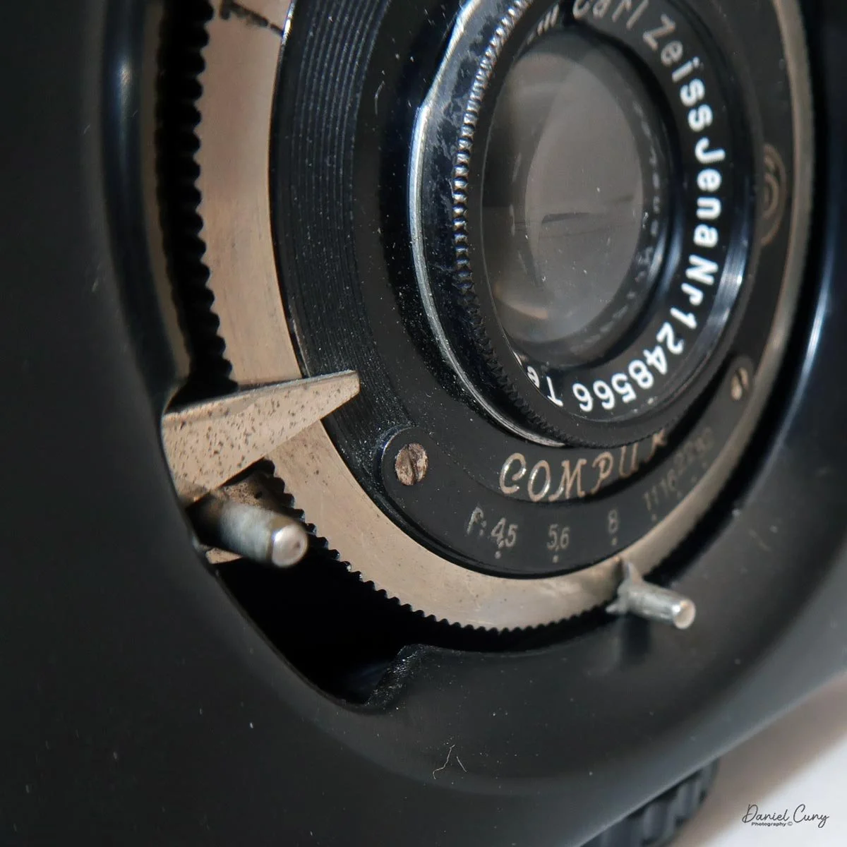 Extended pegs to set aperture