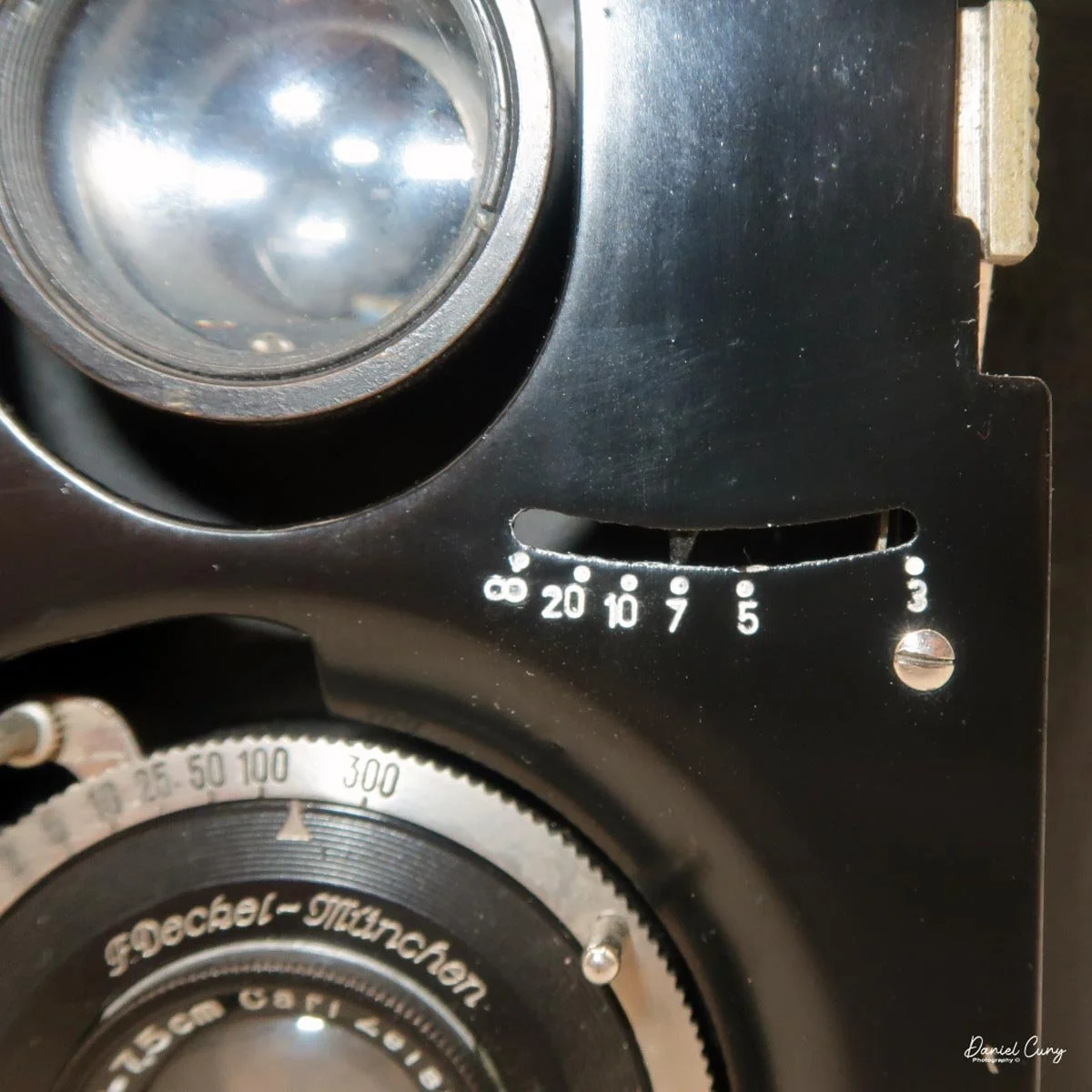 Focusing scale under the viewing lens