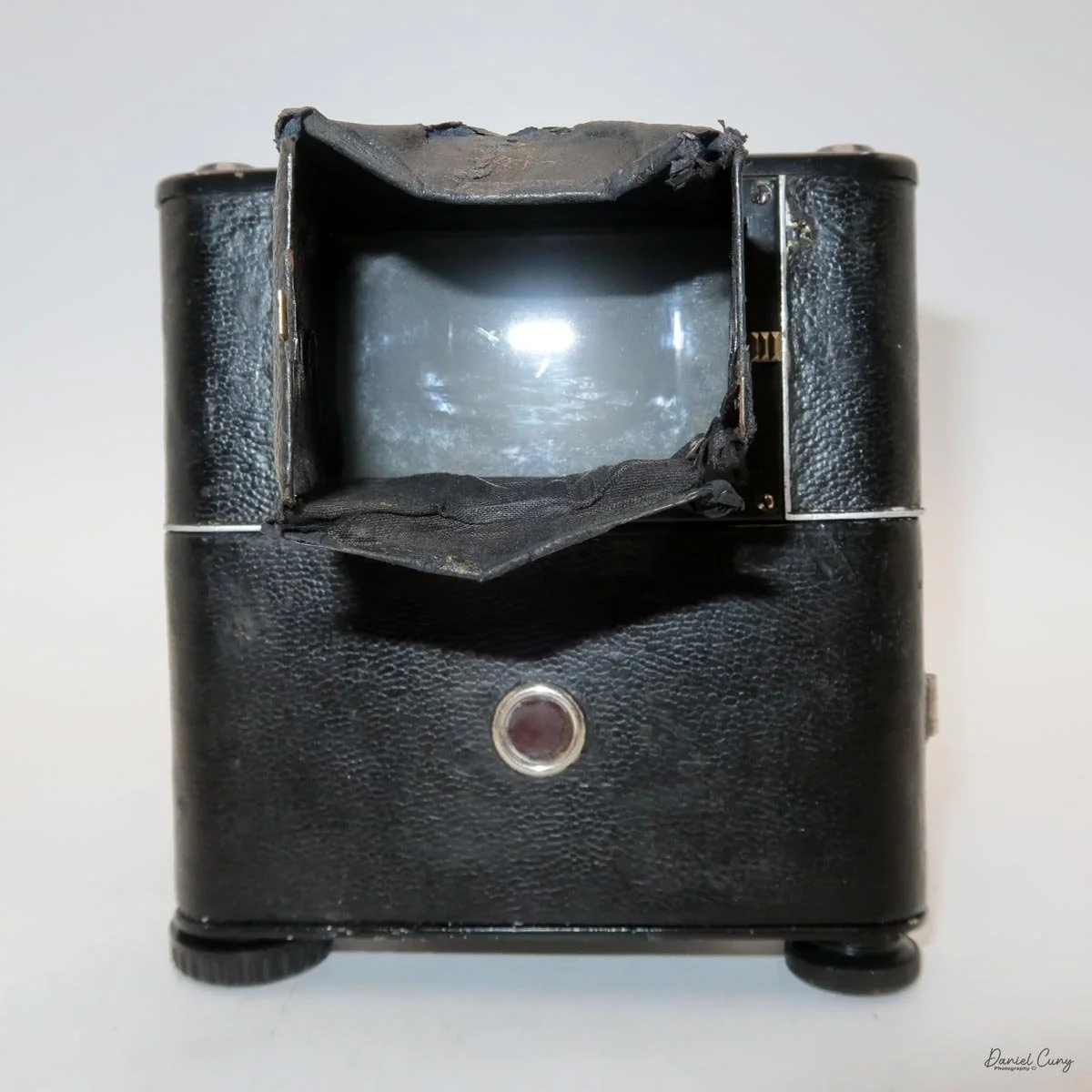 Focusing hood opened
