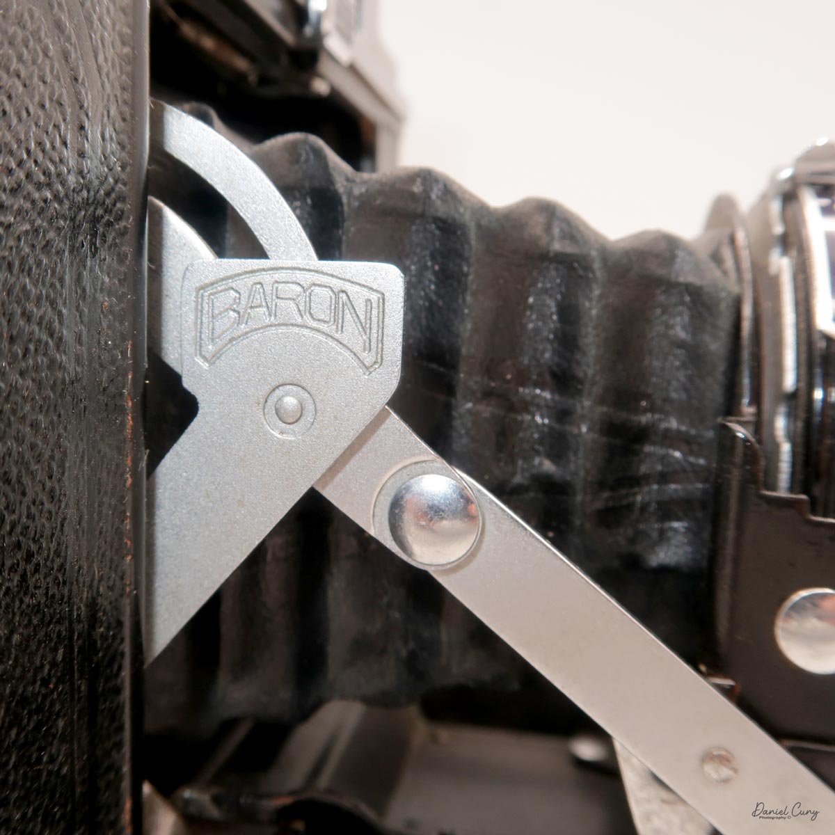Baron embossed struts for closing
