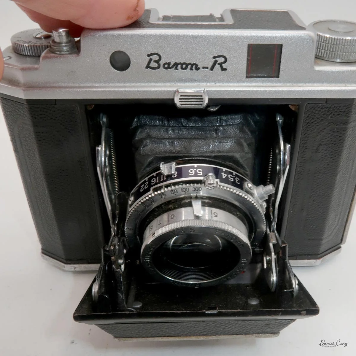 Closing the lens door