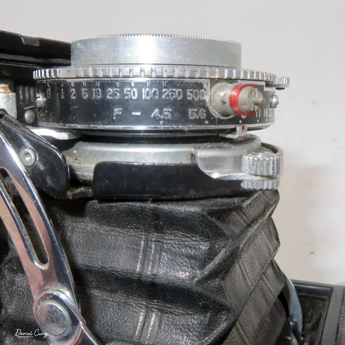 Focus knob on Konica Pearl II