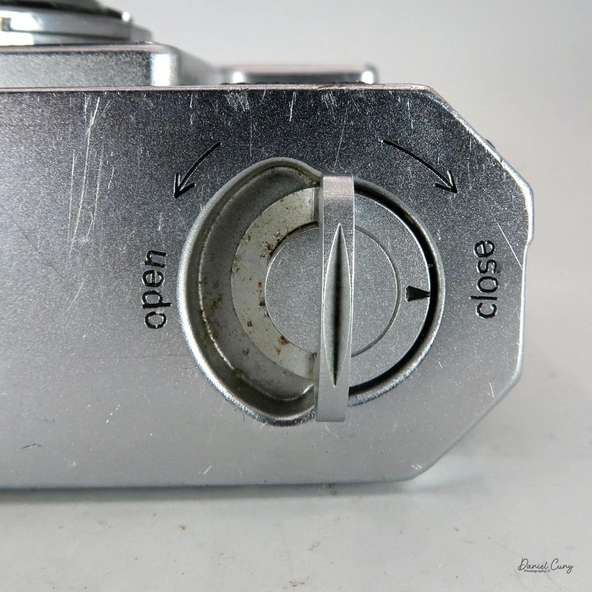 Open to take film back of the Nikon SP