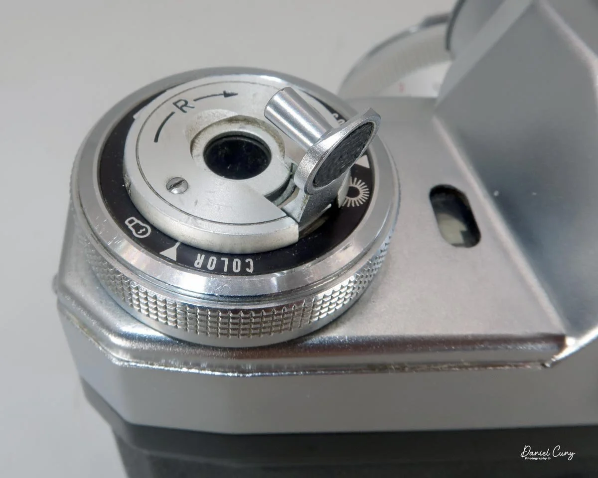 Flip-up rewind knob.