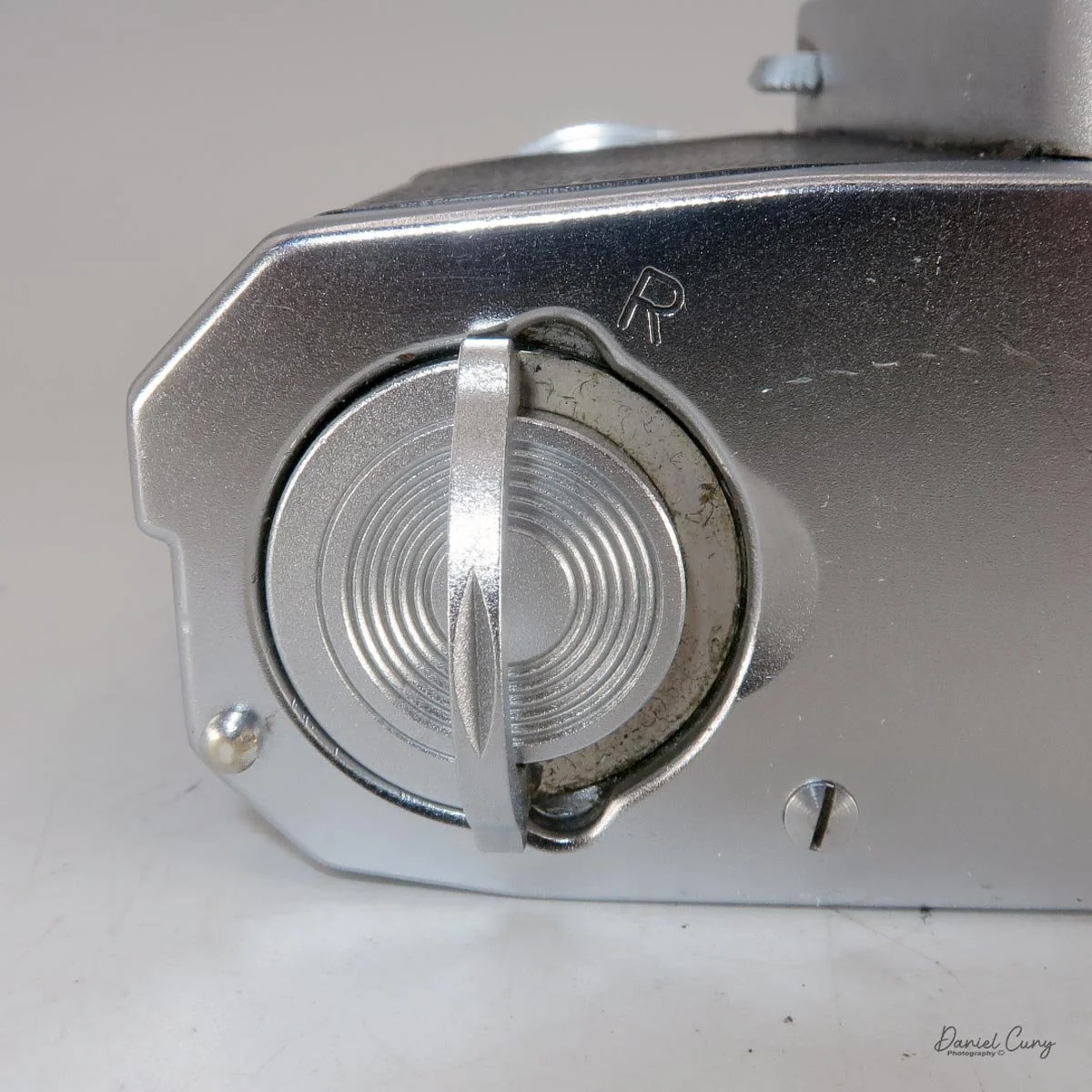 Turn both bottom latches to remove the camera back