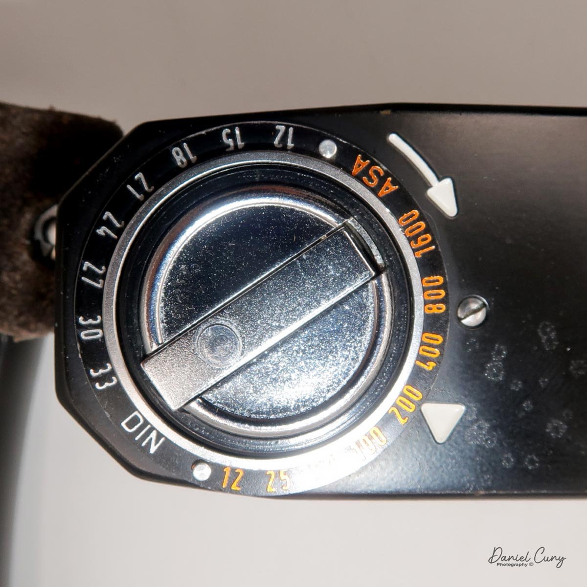 Rewind knob with ASA reminder.