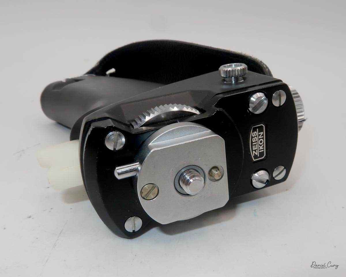 Pistol grip with removable mount