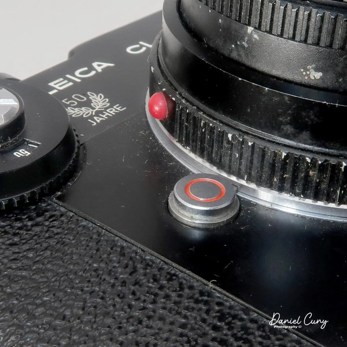 Turn lens to unmount it from the body