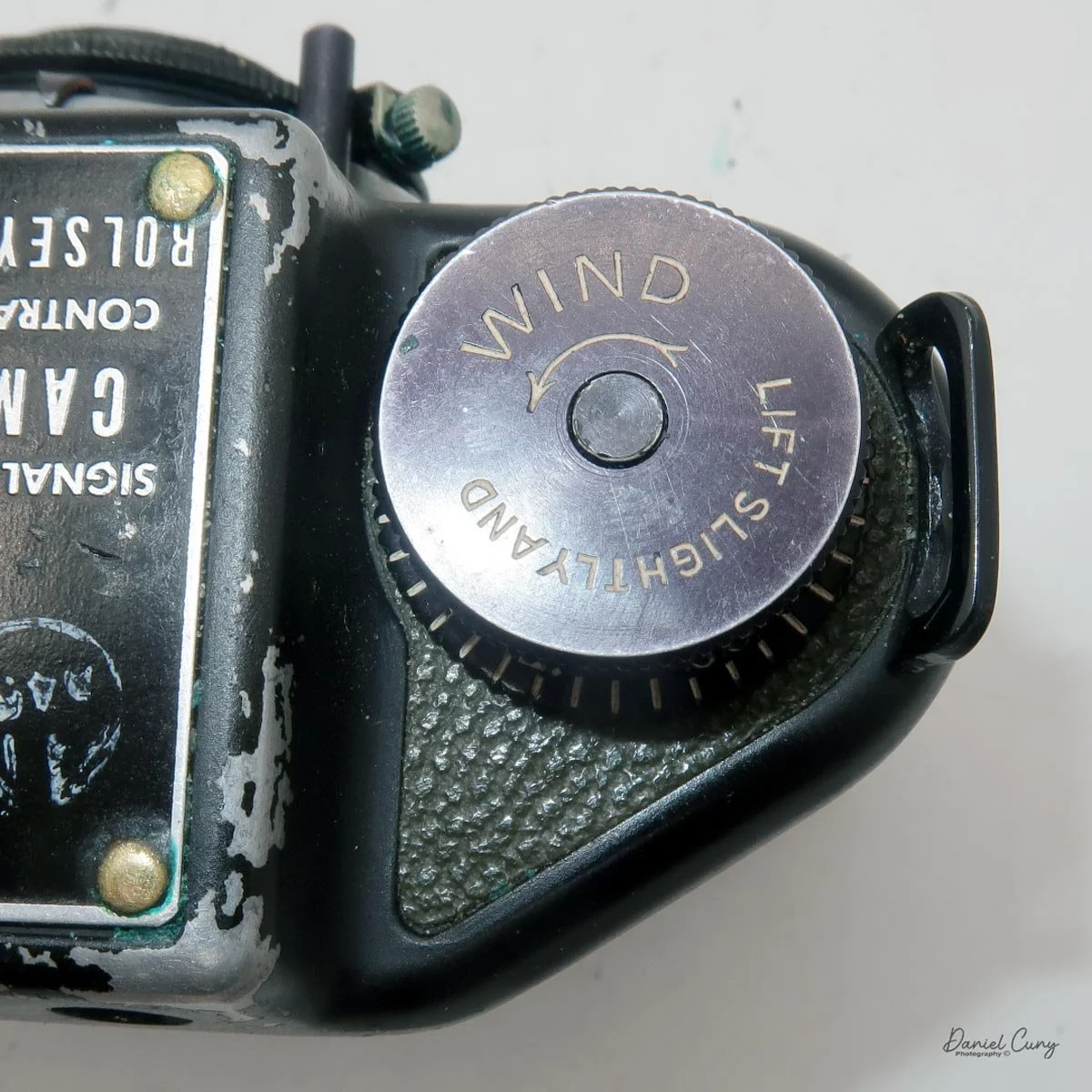 Lift and turn knob to advance film.