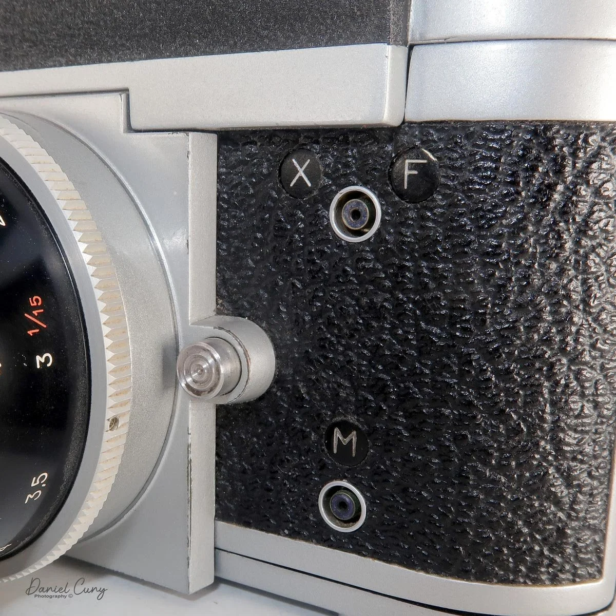 Flash sync terminals &amp; lens release button