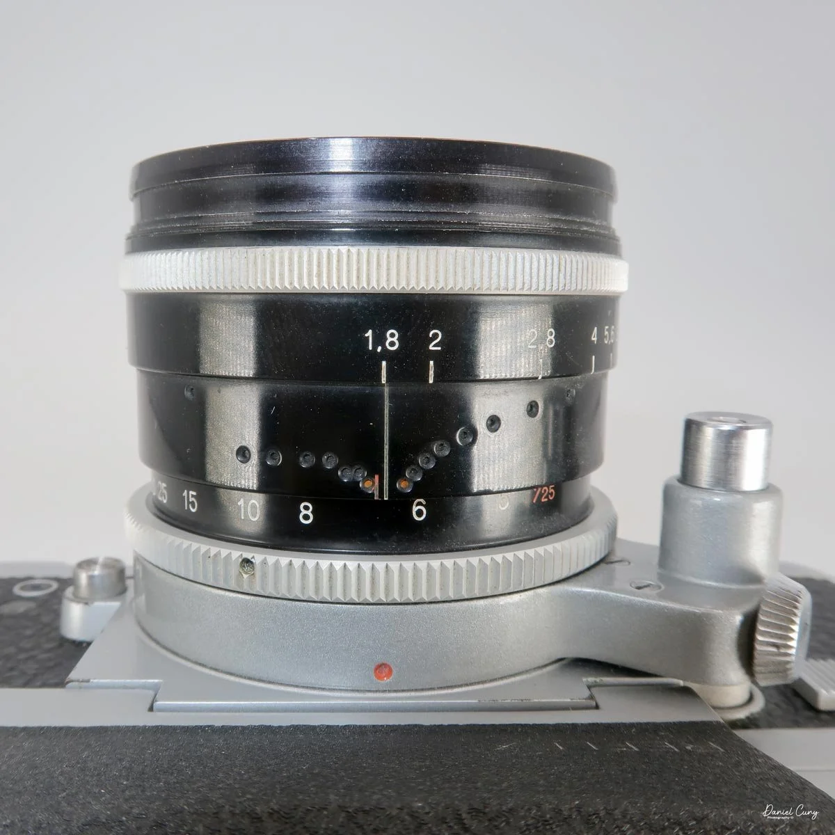 Depth of field indicator at f/1.8-Note Dots