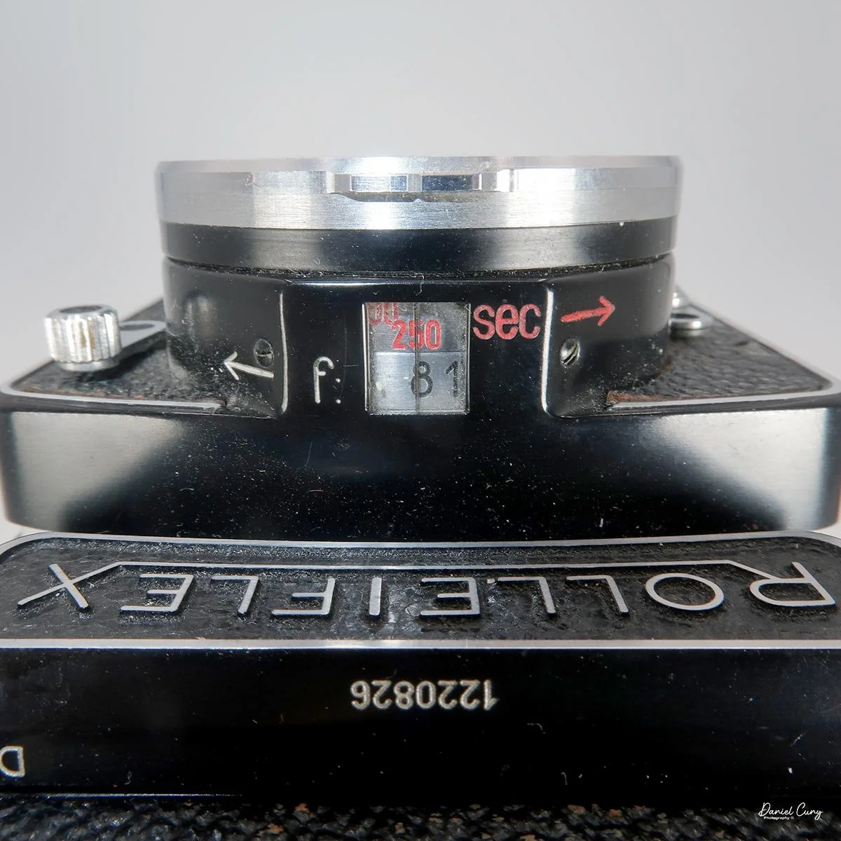 Top view showing aperture and shutter speed setting