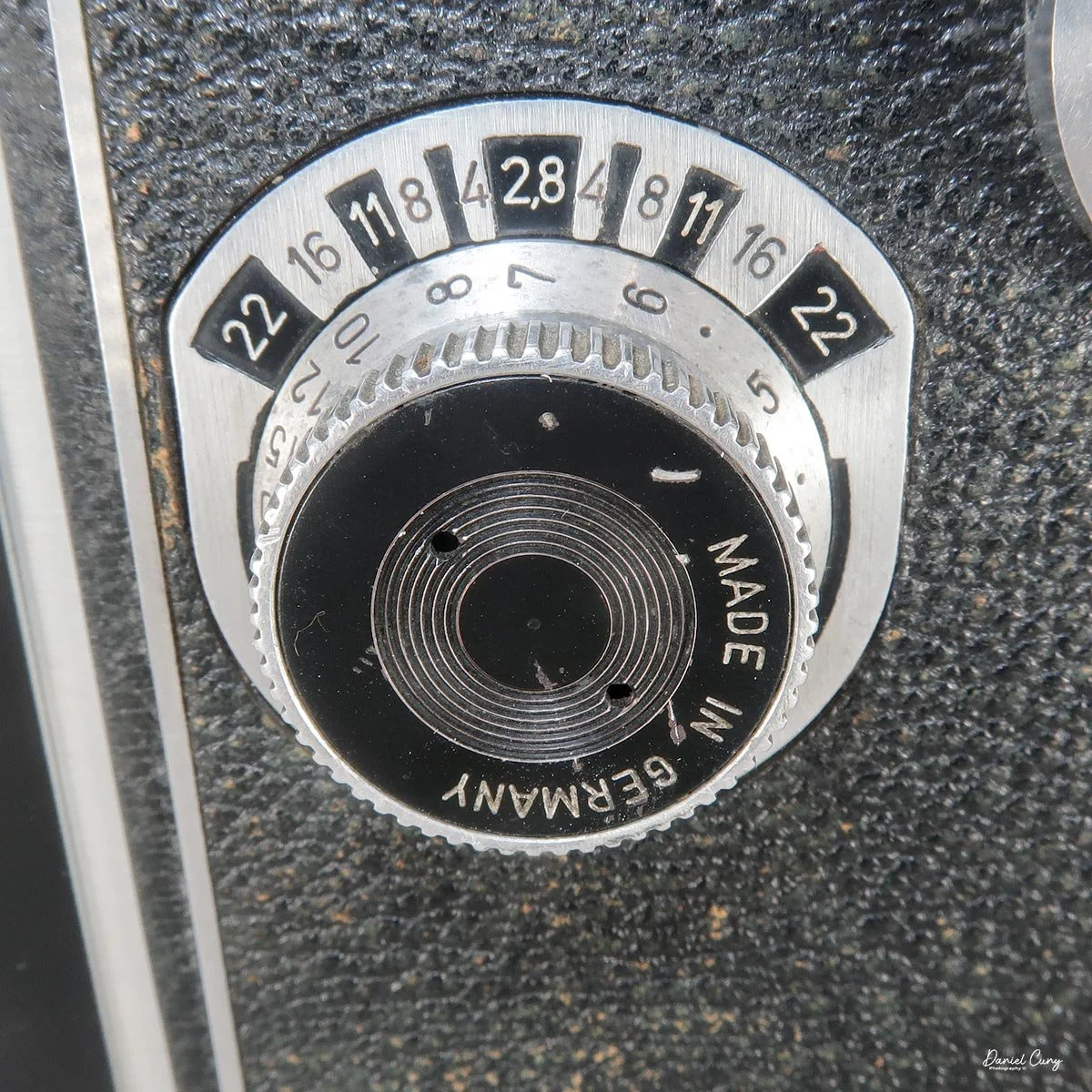 Focus knob with DOF scale