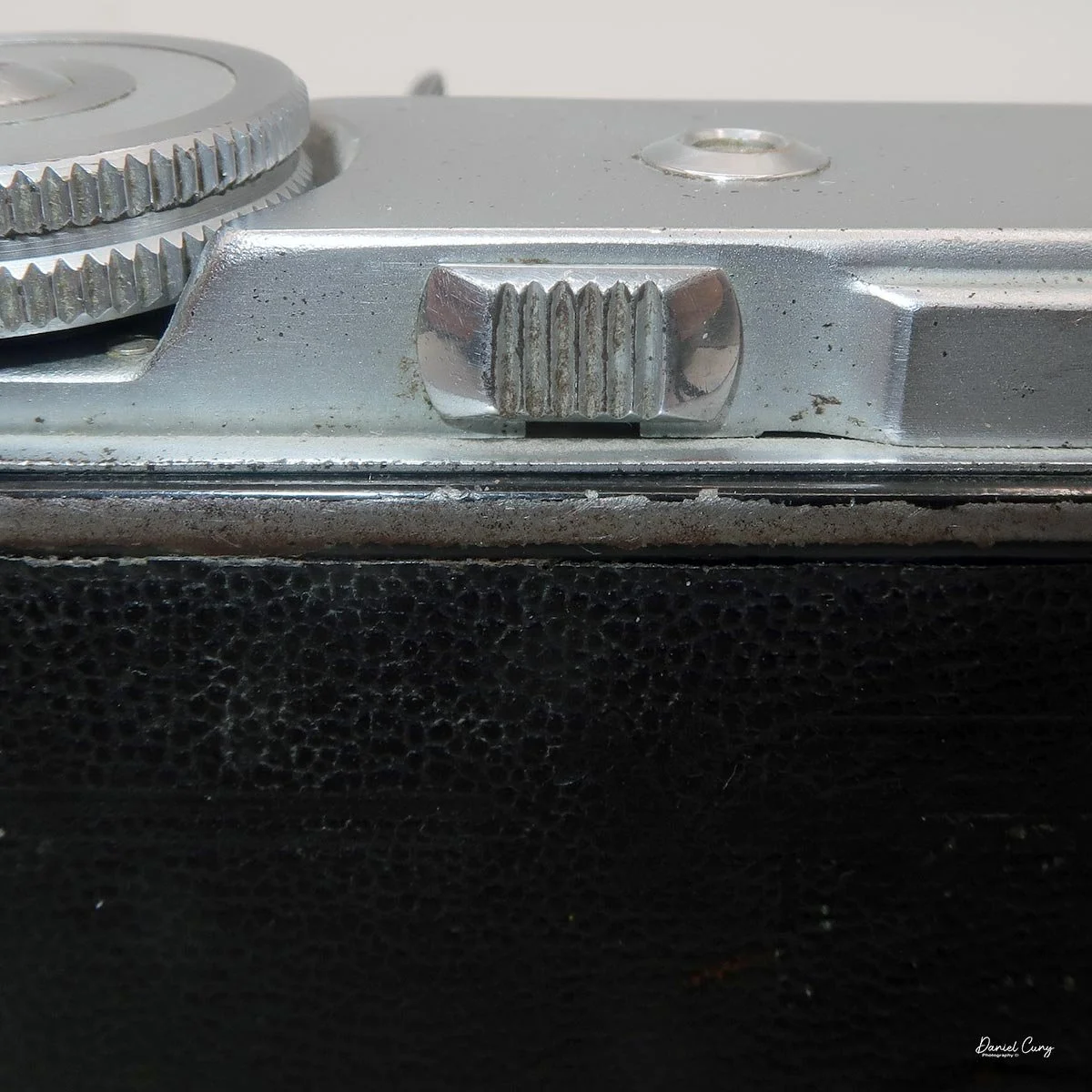 Deluxe Semi-Auto advance switch on back.