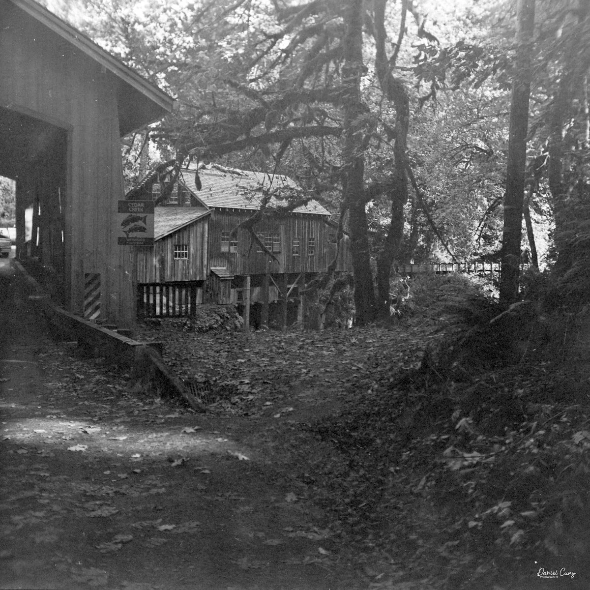 Covered bridge &amp; Cedar Creek Grist Mill