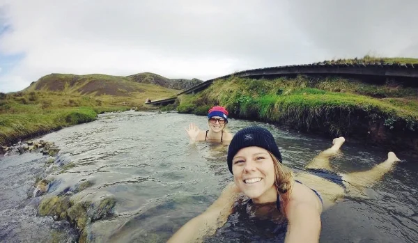 Alexandra et moi dans une source d'eau chaude à Hveragerði