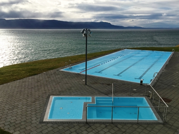 Oui oui, c'est vraiment une piscine publique d'une ville en Islande!