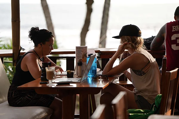 On en a aussi profité pour travailler dans des cafés au bord de la mer