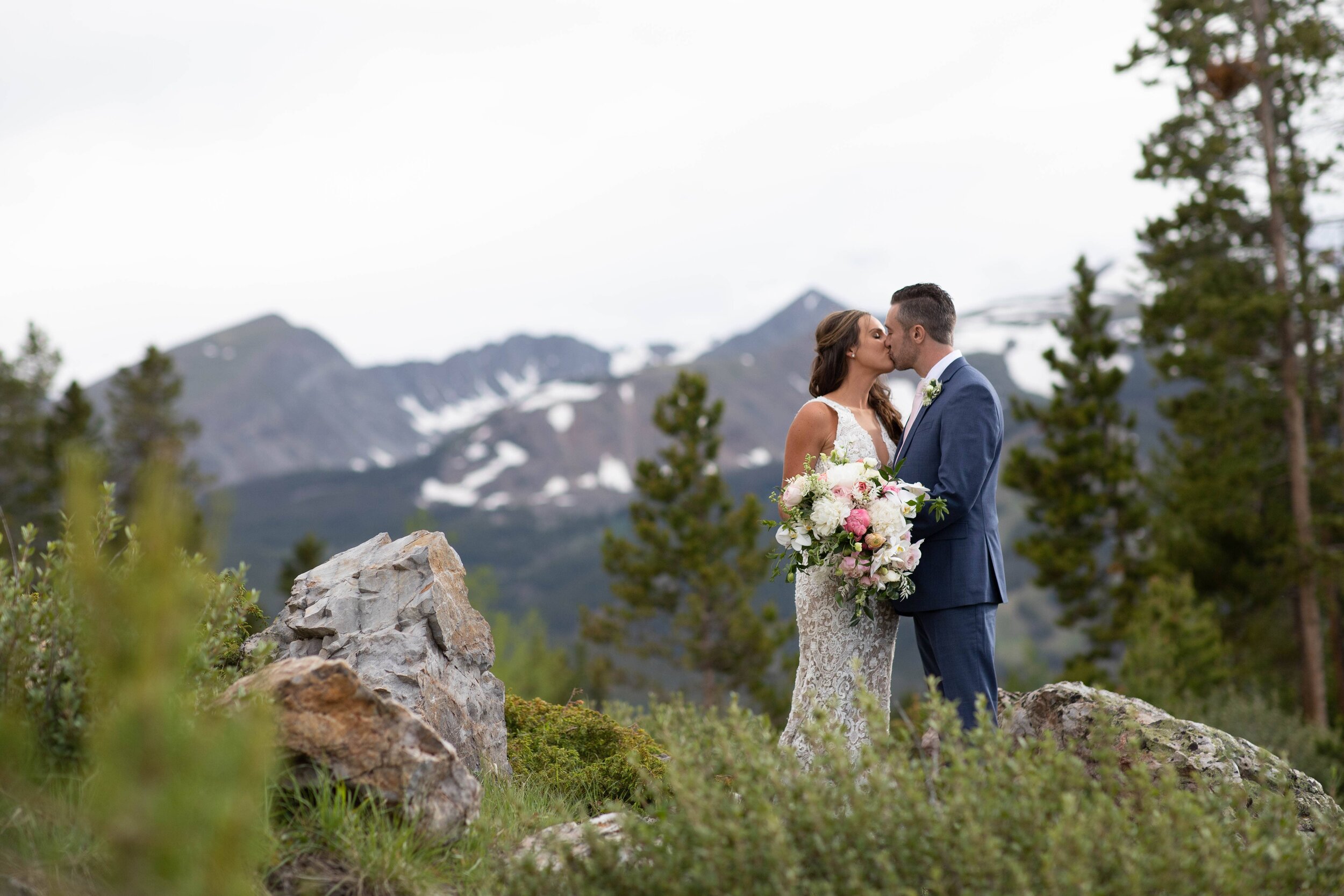 Breckenridge mountain wedding couple kiss.jpg