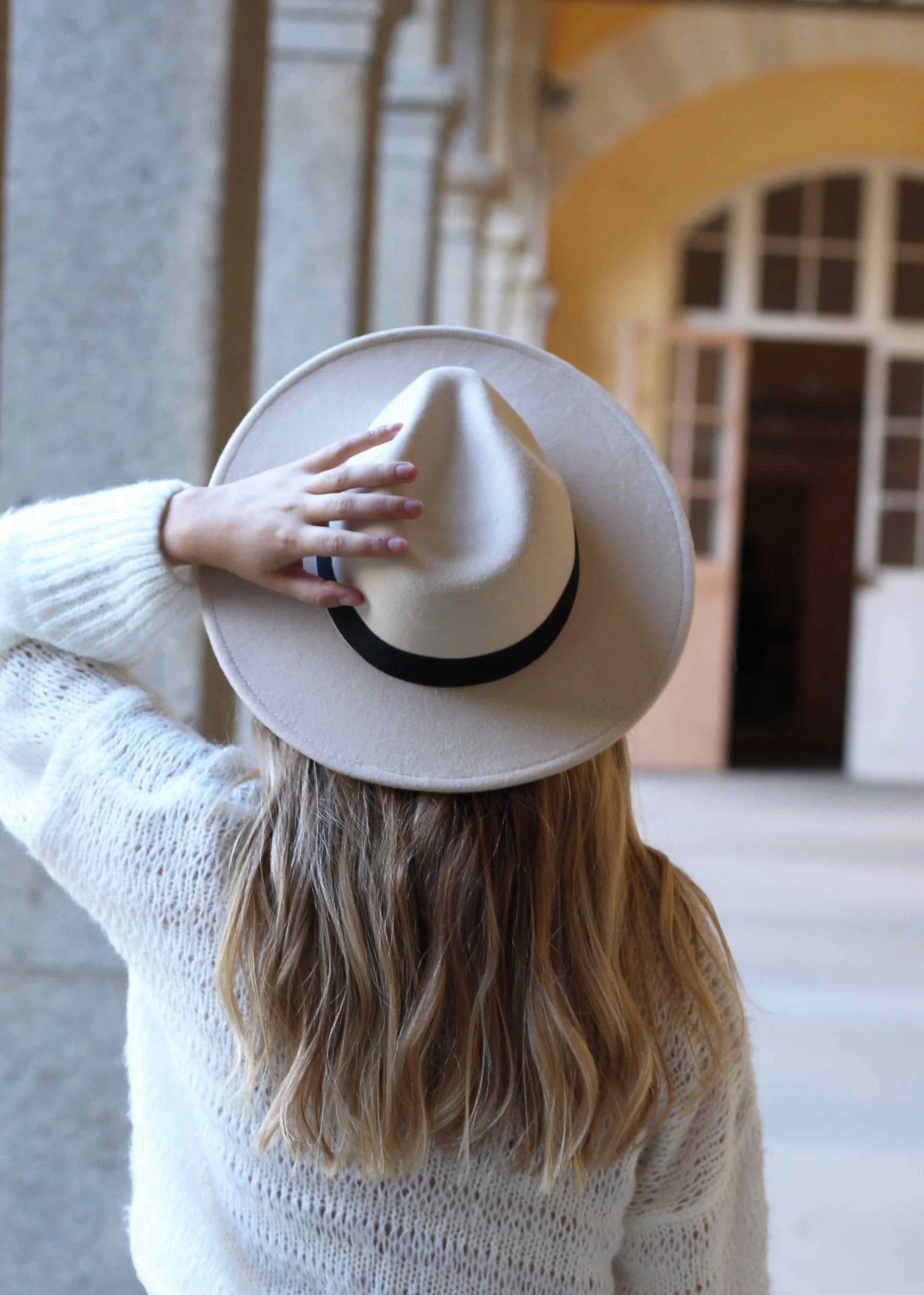 chapeau-beige-pete-hiver-not-your-girl.jpg