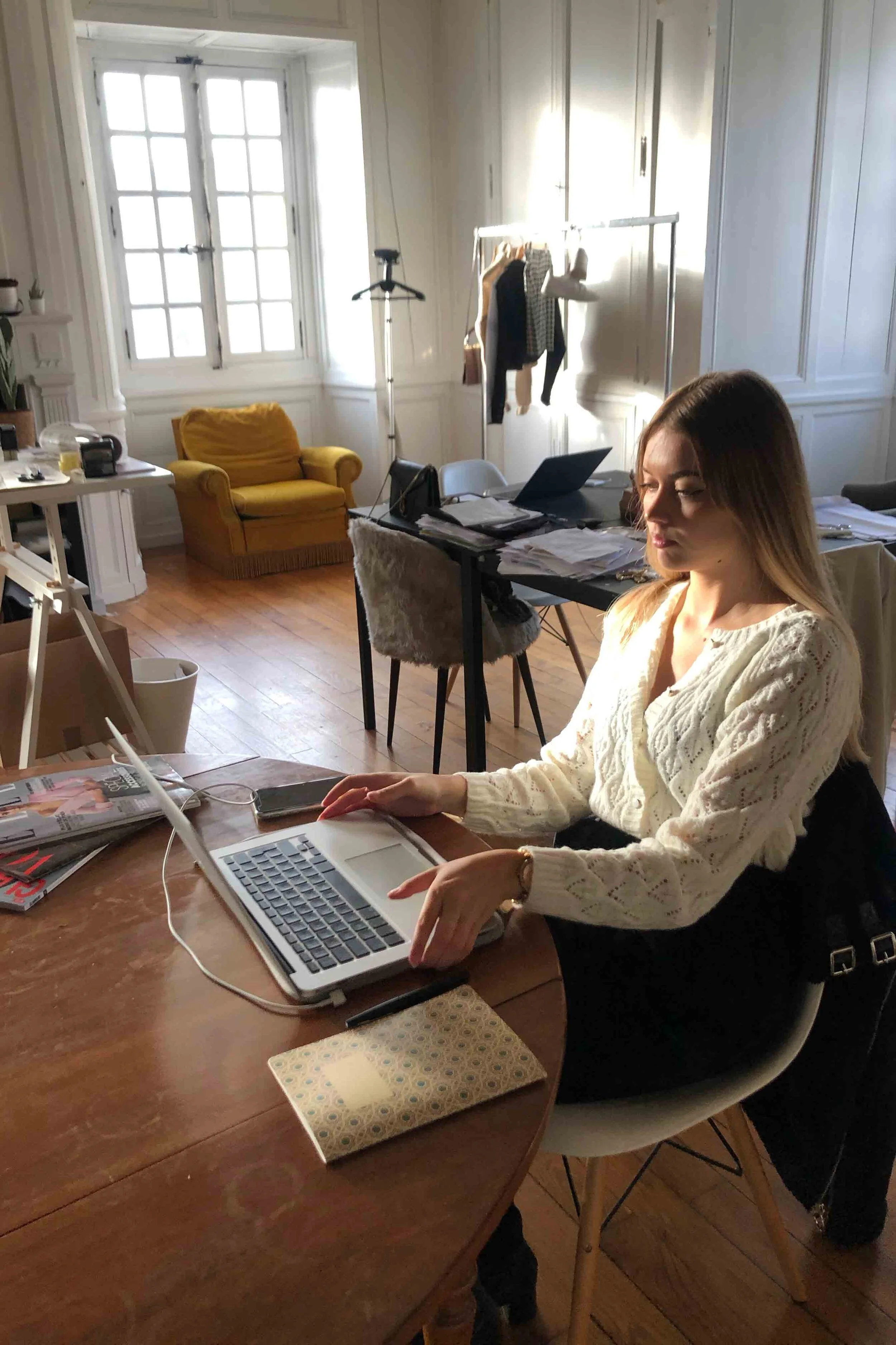 romane-Not-your-girl-bureau.jpg