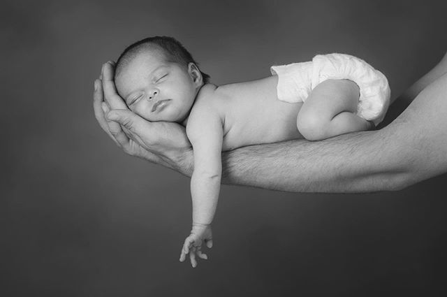 Ayer paso por el estudio un beb&eacute; precioso de tan solo 15 d&iacute;as. .
.
.
.
.
.
.
.
.
.
#bebes #newborn #familia #family #familyphotography #blackandwhite #blancoynegro #studio #cantabria