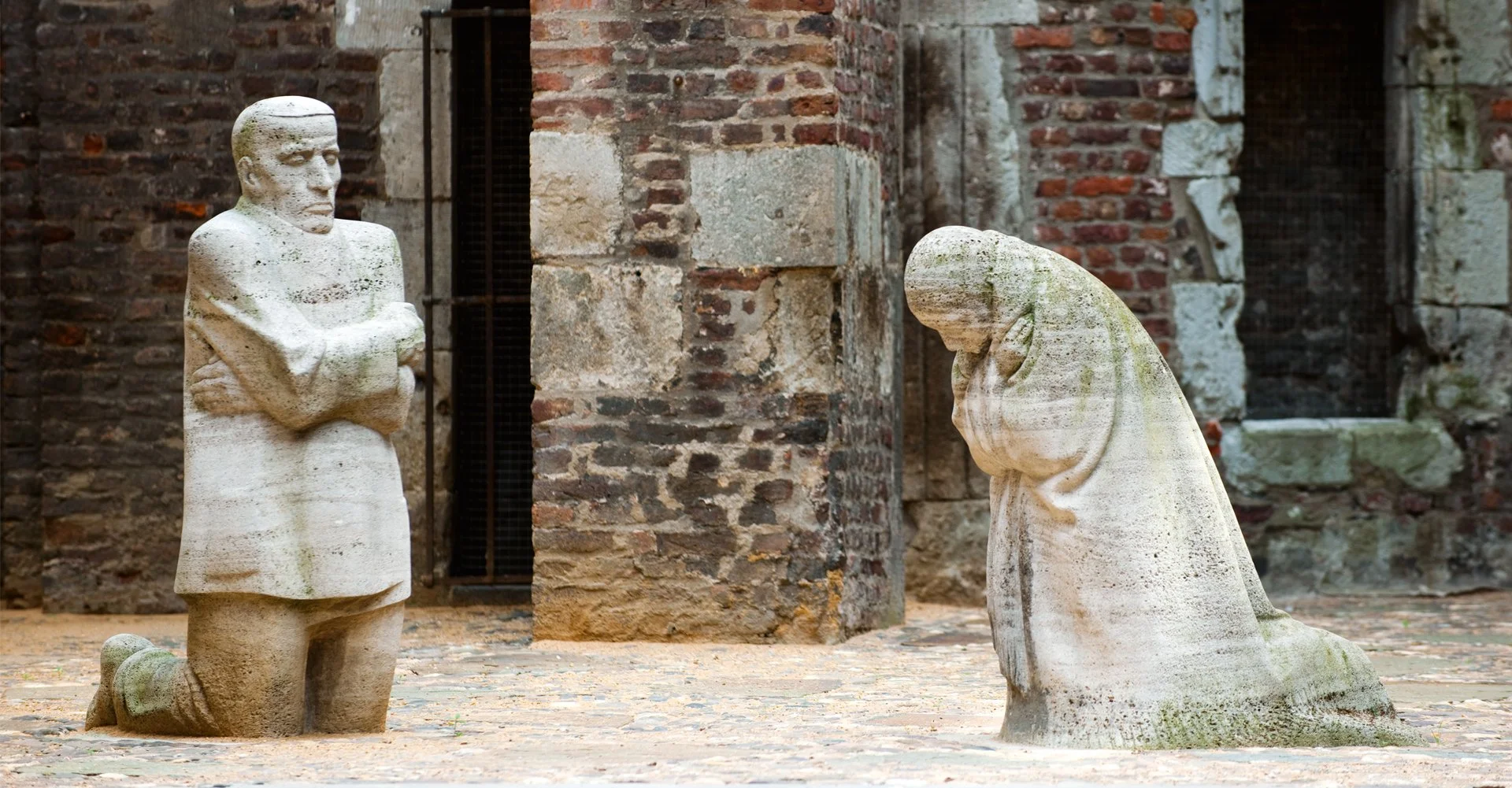 „Trauernde Eltern“ – eine stille Skulptur nach Käthe Kollwitz zum Gedenken an den II. Weltkrieg