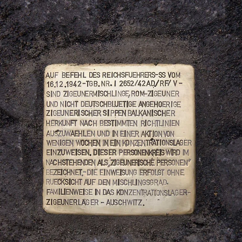 Wie Erinnerung ihren Platz im Stadtbild fand – Der erste Stolperstein