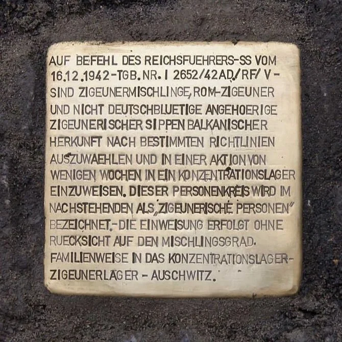 Wie Erinnerung ihren Platz im Stadtbild fand – Der erste Stolperstein