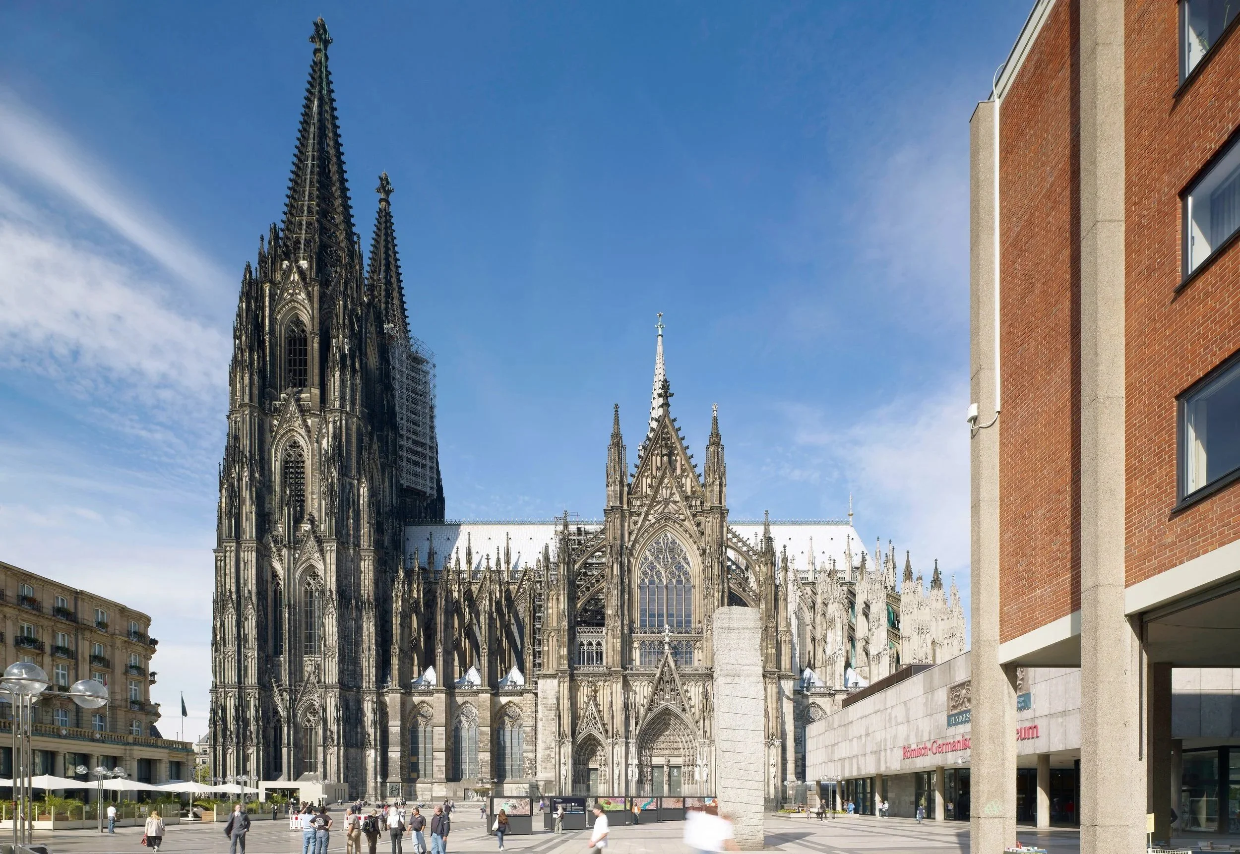 Von Hähnen und Rasierspiegeln – Das Südportal des Kölner Doms