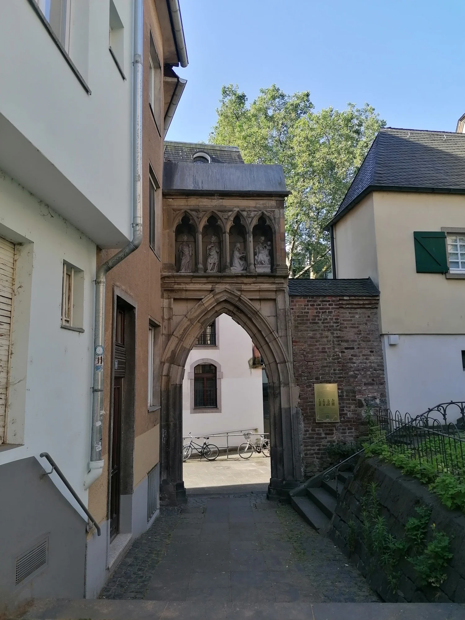 Warum die Gebeine Heiligen Drei Könige dieses Tor wohl nie passierten – Das Dreikönigenpförtchen und der Lichhof