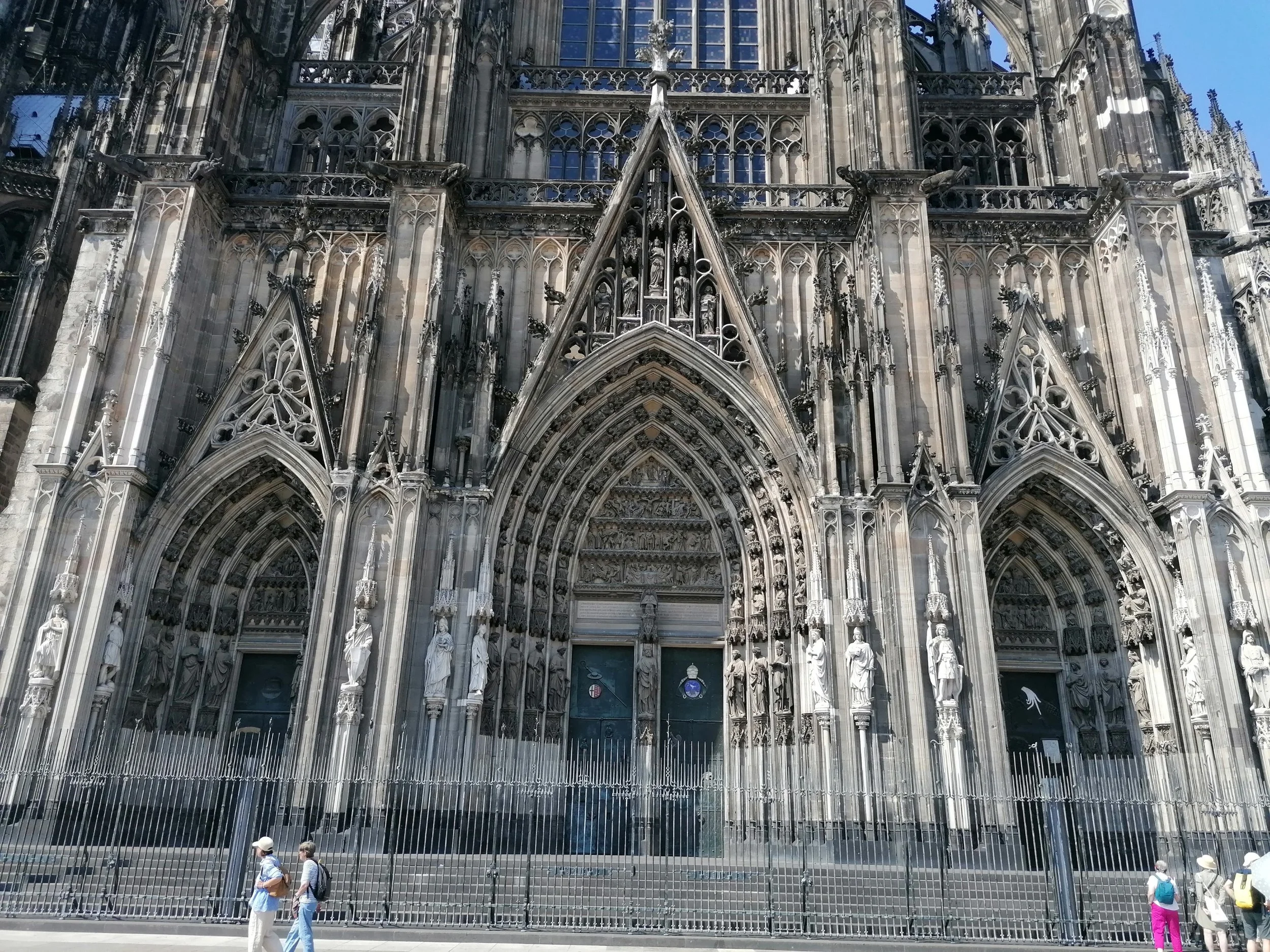 Hähne und Rasierspiegel – Das Südportal des Kölner Doms
