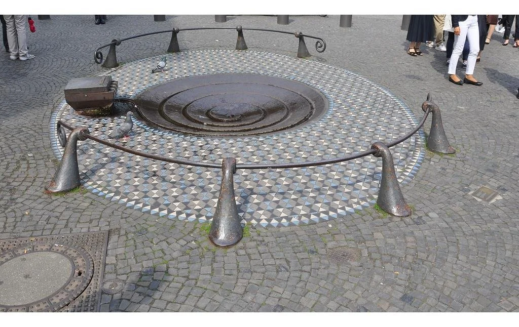 Ansicht des Taubenbrunnens auf der Kölner Domplatte (2018).jpeg