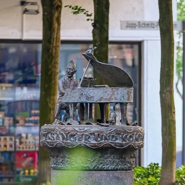 Ohne ihn fehlte es Karneval an so manchen Liedern – Jupp-Schmitz-Brunnen